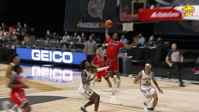 Greg Williams Jr. throws down an electric one-handed dunk for St. Johns on the fast break vs. BC